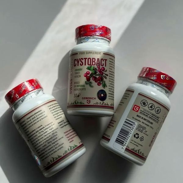 Valkoinen Cystobact-purkki, kuvassa karpaloita, etiketissä virtsateiden hyvinvointi, 30 kapselia