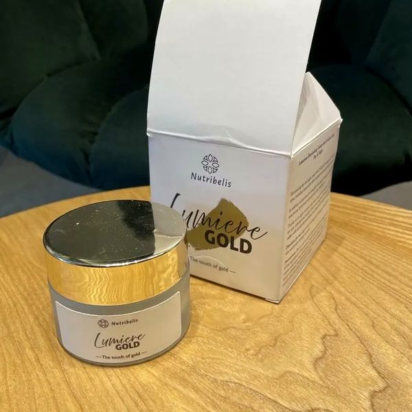 Pyöreä Lumiere Gold -voidepurkki, etiketissä tekstit Nutribelis ja the touch of gold